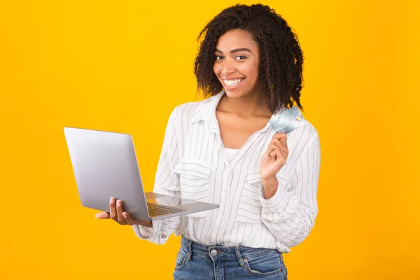 Afrikansk amerikansk flicka med kreditkort och dator — Stockfoto