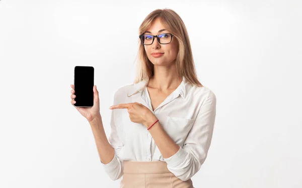 Imprenditrice che punta il dito all'applicazione consigliata dello smartphone, sfondo bianco, Mockup — Foto Stock