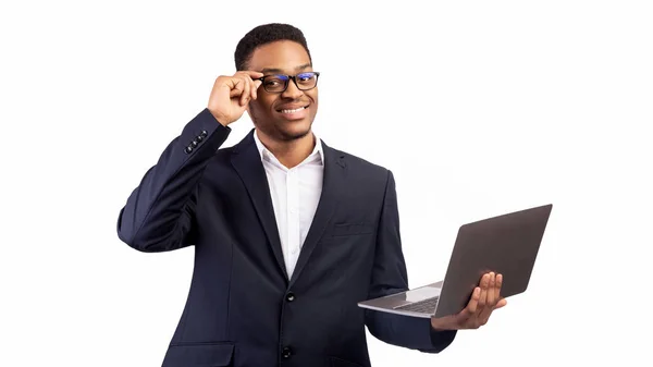 Smiling african american guy with laptop at studio — Stock Photo, Image