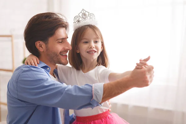 Malá princezna tančí tango se svým otcem doma — Stock fotografie
