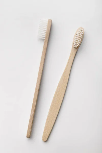 Spazzolini da denti organici, privi di plastica, posati su fondo bianco — Foto Stock