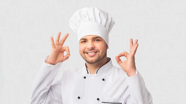 Kuchař gesta Ok Usmívající se stojící nad bílým pozadím, Panorama — Stock fotografie