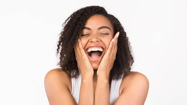 Happy black girl screaming and holding cheeks — Stock Photo, Image