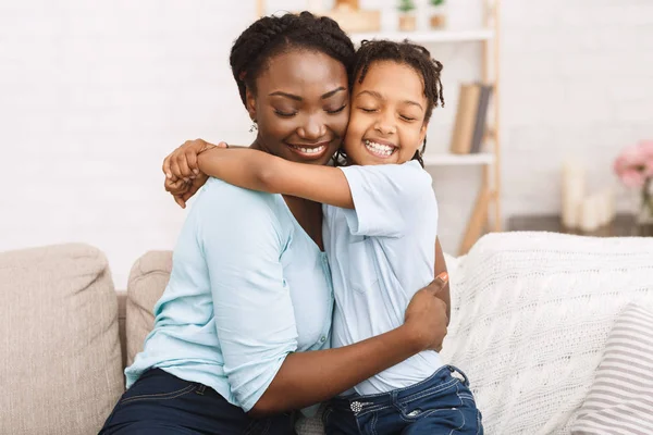 Sorrindo afro família celebrando dia das mães em casa — Fotografia de Stock