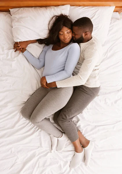 Negro expectante pareja siesta en la cama, vista superior —  Fotos de Stock