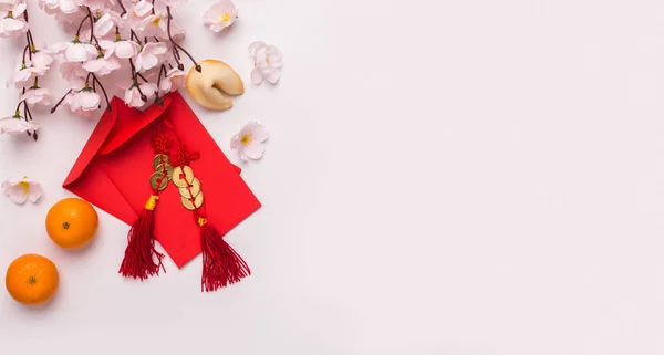Sakura com tangerinas e envelopes vermelhos com parabéns — Fotografia de Stock