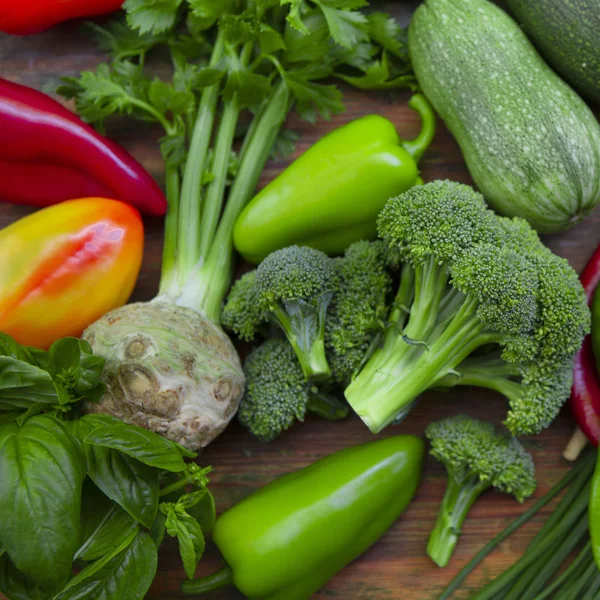 Υγιή και βιολογικά λαχανικά ποικιλία σε ξύλινο τραπέζι — Φωτογραφία Αρχείου