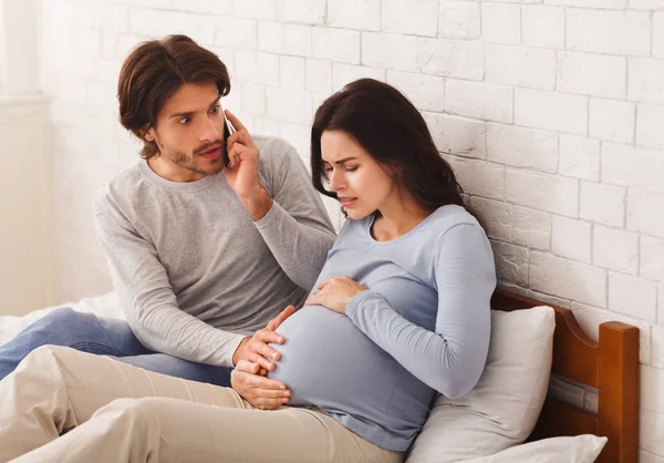 Orolig make ringer läkare för hans gravida fru har sammandragningar — Stockfoto