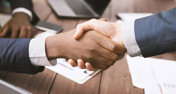 Handshake of african american and caucasian business partners — Stock Photo, Image