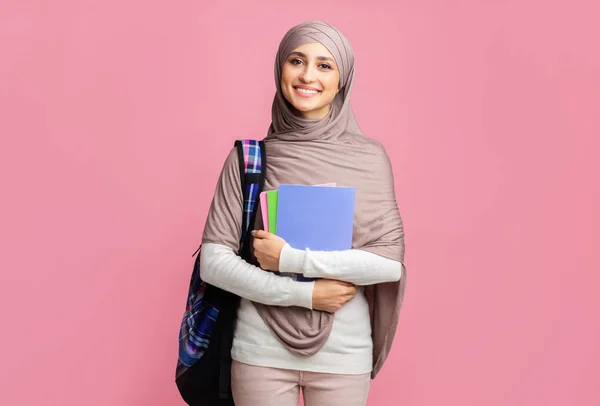 Portrait of happy muslim woman in hijab with notepads and backpack — Stok Foto
