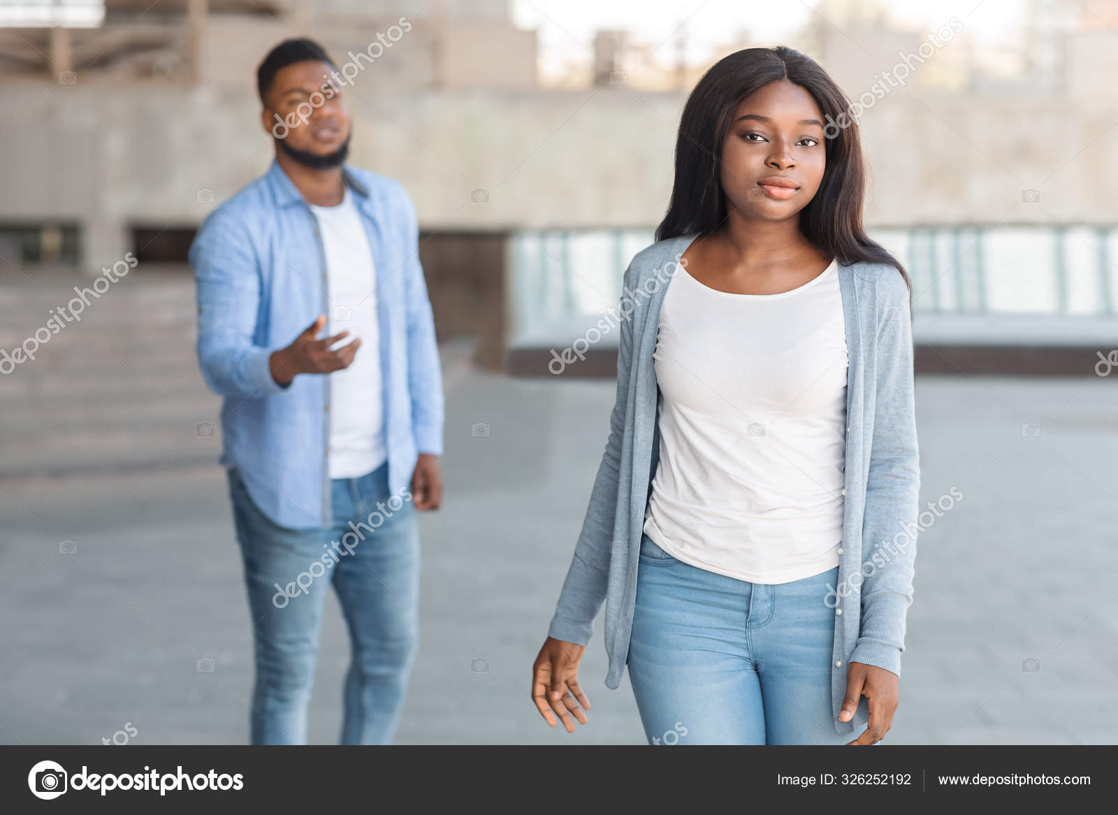 Triste mujer negra dejando a su novio quejándose después de la pelea