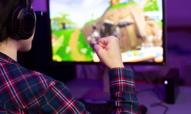 Kulaklıklı kız online video oyununda birinci şahıs nişancı ödülünü kazanıyor