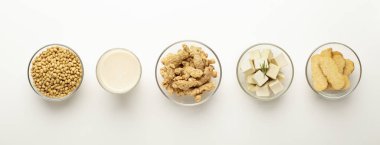Soya fasulyesi, soya sütü, soya eti, tofu ve tempeh kaselerde.