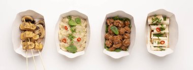 Quinoa, tempeh, soya eti ve kağıt porsiyon tabakta tofu.