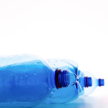 Beyaz üzerine çiğ plastik şişeler