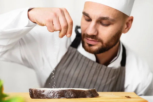Chef Man tempero peixe cozinhar alimentos que trabalham na cozinha do restaurante — Fotografia de Stock