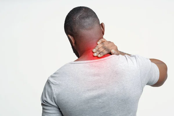 Afro hombre con dolor de cuello, vista de espalda —  Fotos de Stock