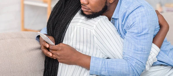 Niewierny mąż SMS-uje z kimś podczas przytulania żony w domu — Zdjęcie stockowe