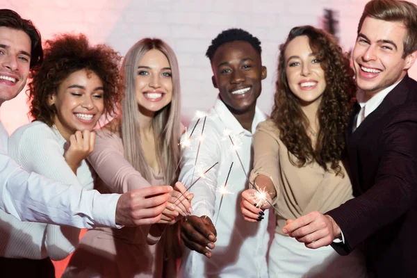 Glada Millennials håller brinnande tomtebloss har fest inomhus — Stockfoto