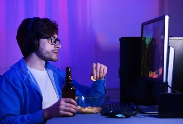 Gamer tomando un descanso y bebiendo cerveza con papas fritas —  Fotos de Stock