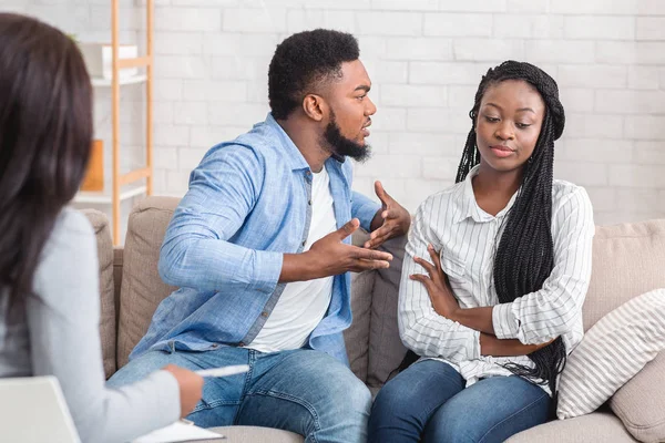 Rozzlobený černoch obviňuje svou lhostejnou manželku během terapeutického sezení — Stock fotografie