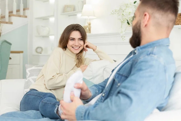 Marido cuidando dando massagem nos pés para sua esposa — Fotografia de Stock