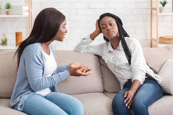 Aborrecido jovem afro mulher cansado de ouvir sua namorada falante — Fotografia de Stock