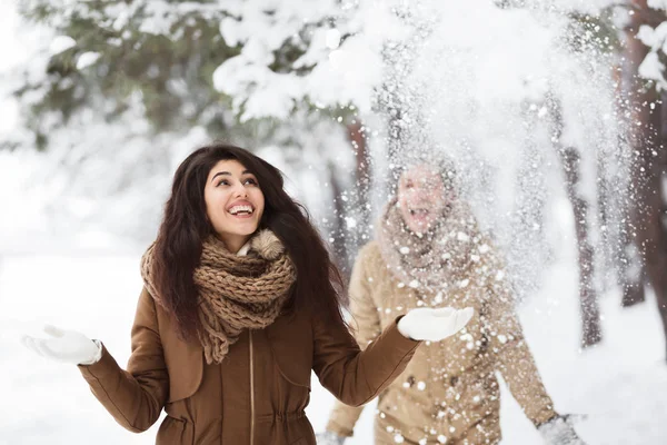 Novia y novio lanzando nieve divertirse tener al aire libre fecha —  Fotos de Stock