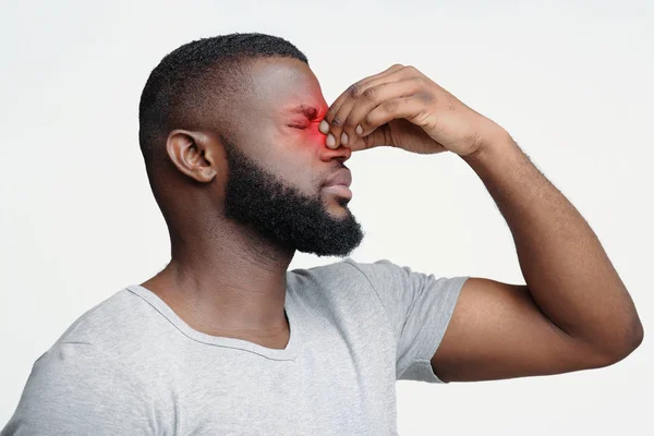 Exagerado cara negro sofrendo de dor nos olhos — Fotografia de Stock