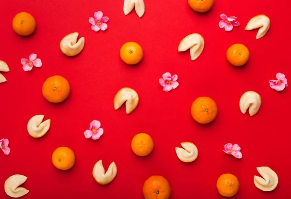 Китайский новогодний фон мандаринов, лепестков сакуры — стоковое фото