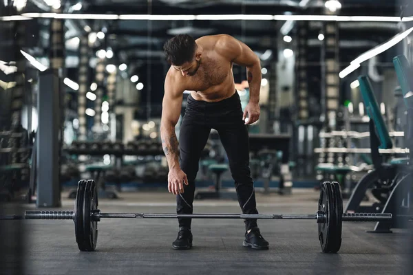 Ισχυρή bodybuilder πρόκειται να ασκήσει με βαράκια στο γυμναστήριο — Φωτογραφία Αρχείου