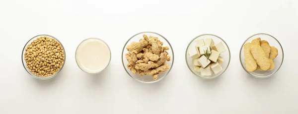 Sójové boby, sójové mléko, sójové maso, tofu a tempeh v miskách — Stock fotografie