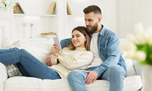 Couple heureux amoureux utilisant smartphone ensemble — Photo