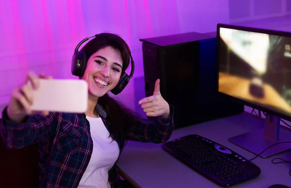 Garota streamer gamer animado tomando selfie perto do computador pc — Fotografia de Stock