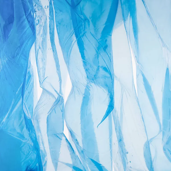Blaues Paket für Müll auf weißem Hintergrund — Stockfoto