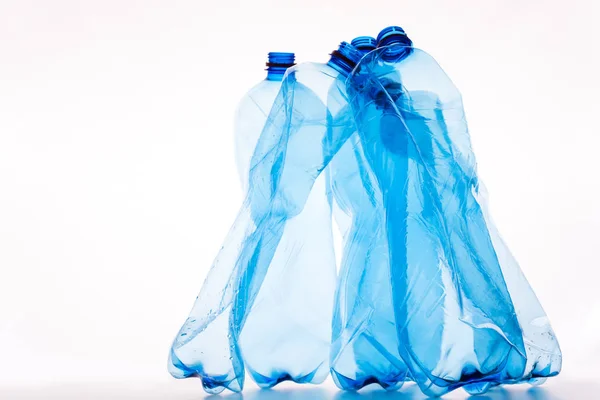 Set di bottiglie d'acqua blu isolato su sfondo bianco — Foto Stock