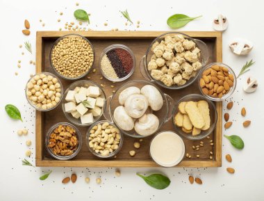 Soya fasulyesi ürünleri, fındık, bakla ve mantar dolu tepsi.