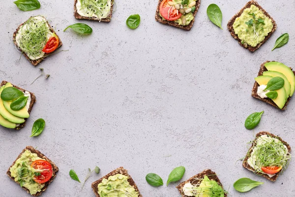 Torradas integrais com tofu, abacate e mocrogreens — Fotografia de Stock