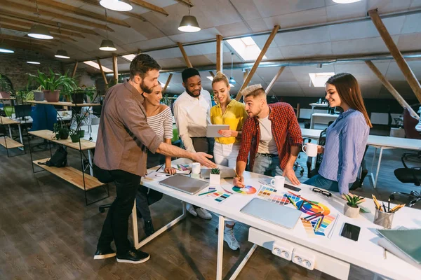 Kreatives Team diskutiert neuen Produktplan, Auswahl der Hauptfarbe — Stockfoto