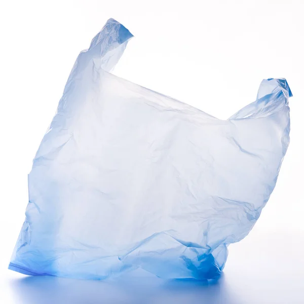 Beyaz arkaplanda boş mavi polietilen çanta — Stok fotoğraf