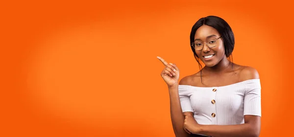 Afro senhora apontando dedo sorrindo em pé sobre fundo laranja, Panorama — Fotografia de Stock