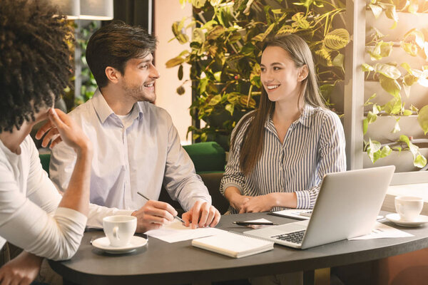 Инвесторам нравится идея стартапа о молодой амбициозной женщине

