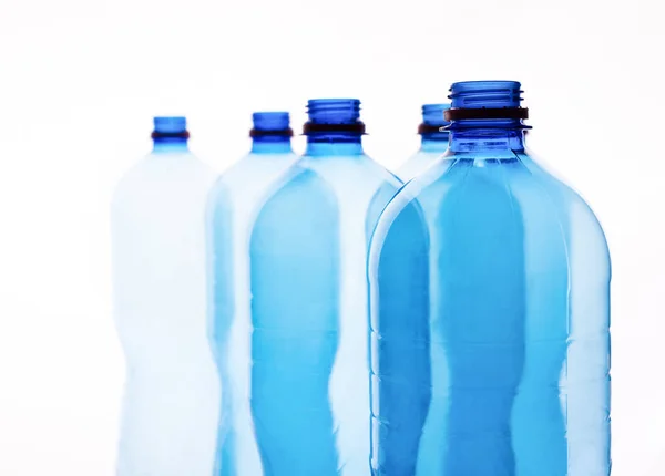 Χρησιμοποιημένα κενά πλαστικά μπουκάλια που απομονώνονται σε λευκό — Φωτογραφία Αρχείου