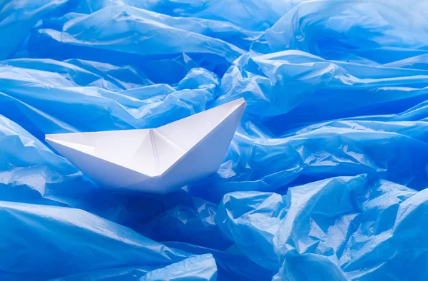 Mała łódź pływająca w oceanie pełna śmieci, plastiku, ściółki — Zdjęcie stockowe