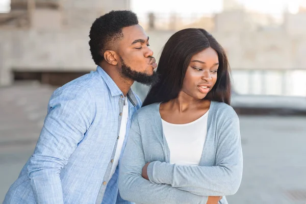 Přítel zóna koncept s mužem snaží políbit ženu a ona ho odmítá — Stock fotografie