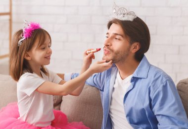 Küçük prenses babasına makyaj yapıyor.