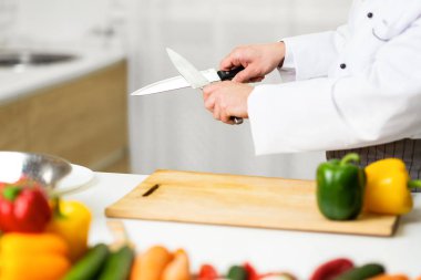 Tanımlanamayan Aşçı Bıçakları Biliyor Mutfakta Çalışıyor, Kırpılmış