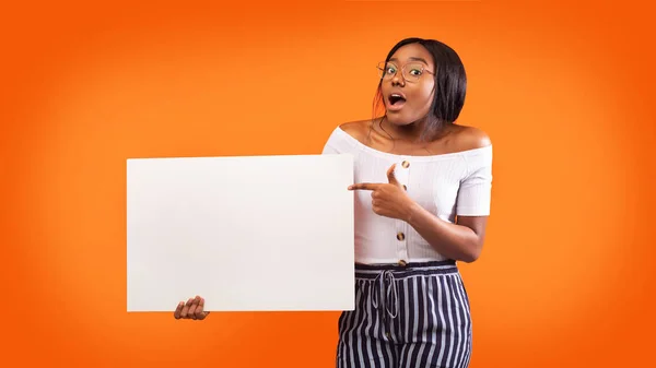 African American Lady Pointing Finger Holding White Board, Studio, Mockup — Stock Photo, Image