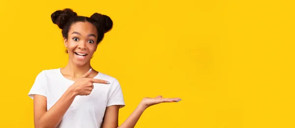 Menina africana feliz apontando com o dedo no espaço cópia — Fotografia de Stock