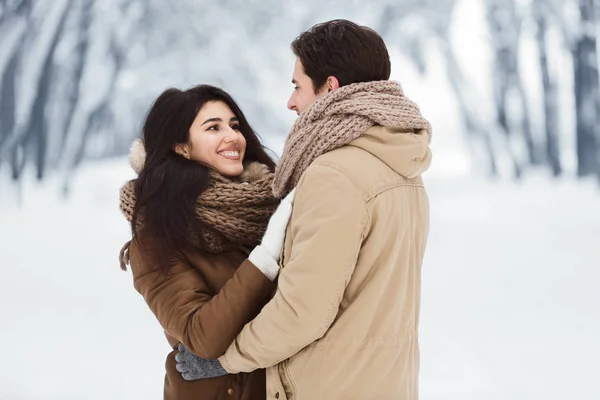 Kärleksfull make och fru kramas stående i Snöig Park — Stockfoto